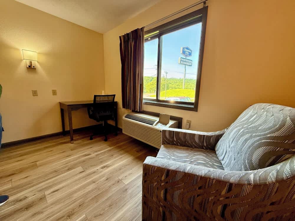 Super 8 by Wyndham Hillsville 5