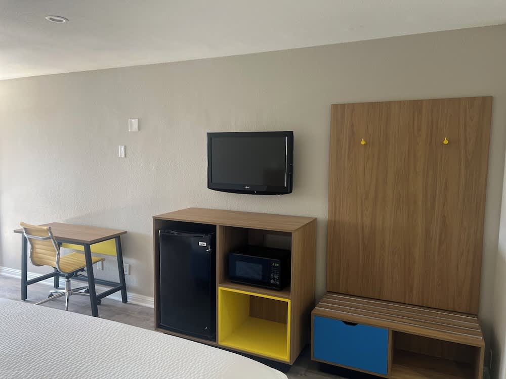 Days Inn by Wyndham Hemet 3