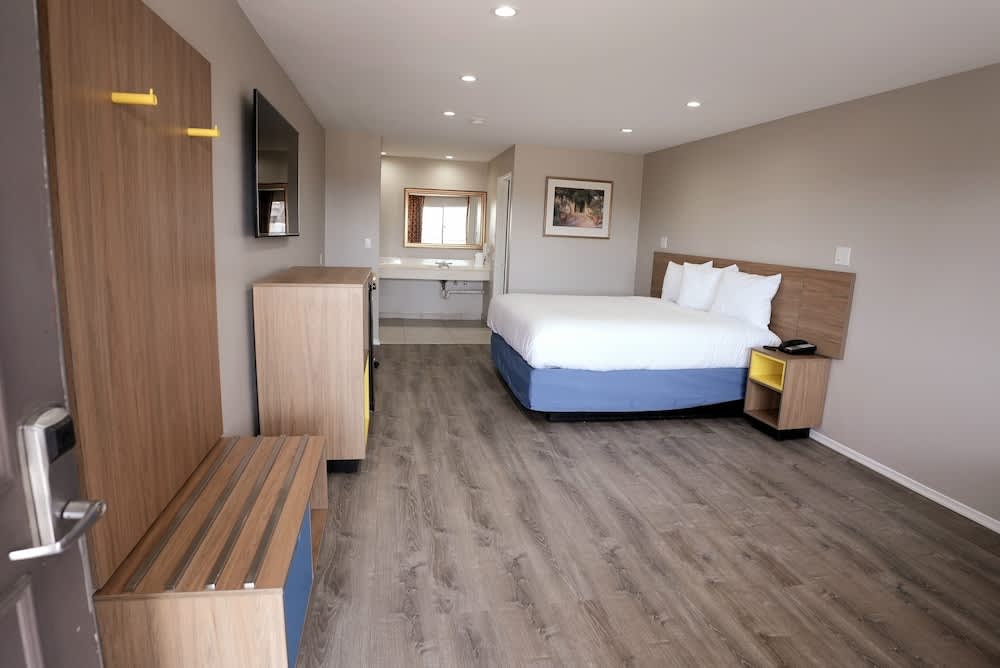 Days Inn by Wyndham Hemet 1