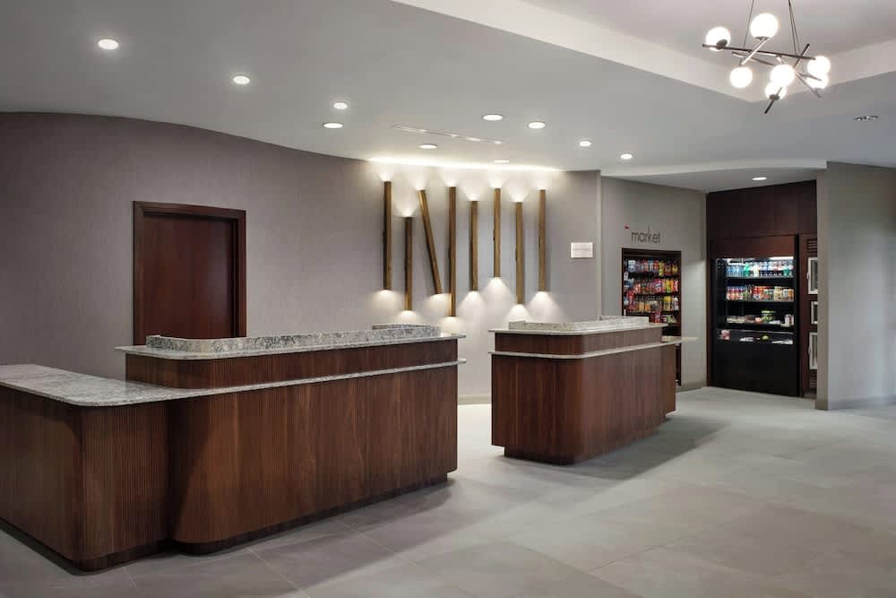 Courtyard by Marriott Hamilton 2