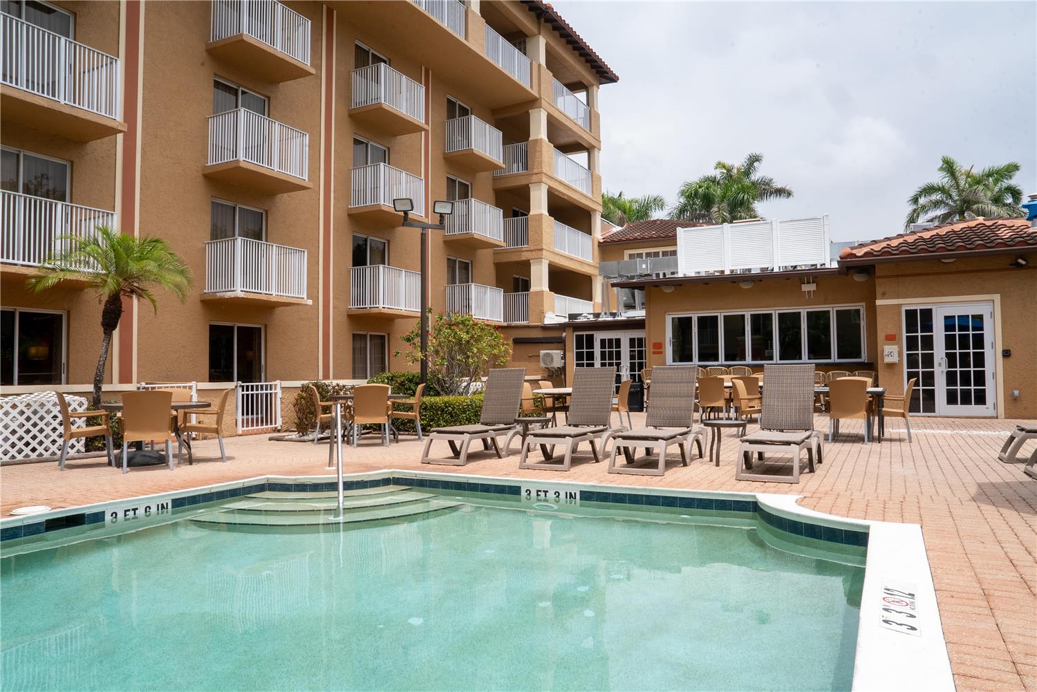 Inn of Naples, Tapestry Collection by Hilton 4