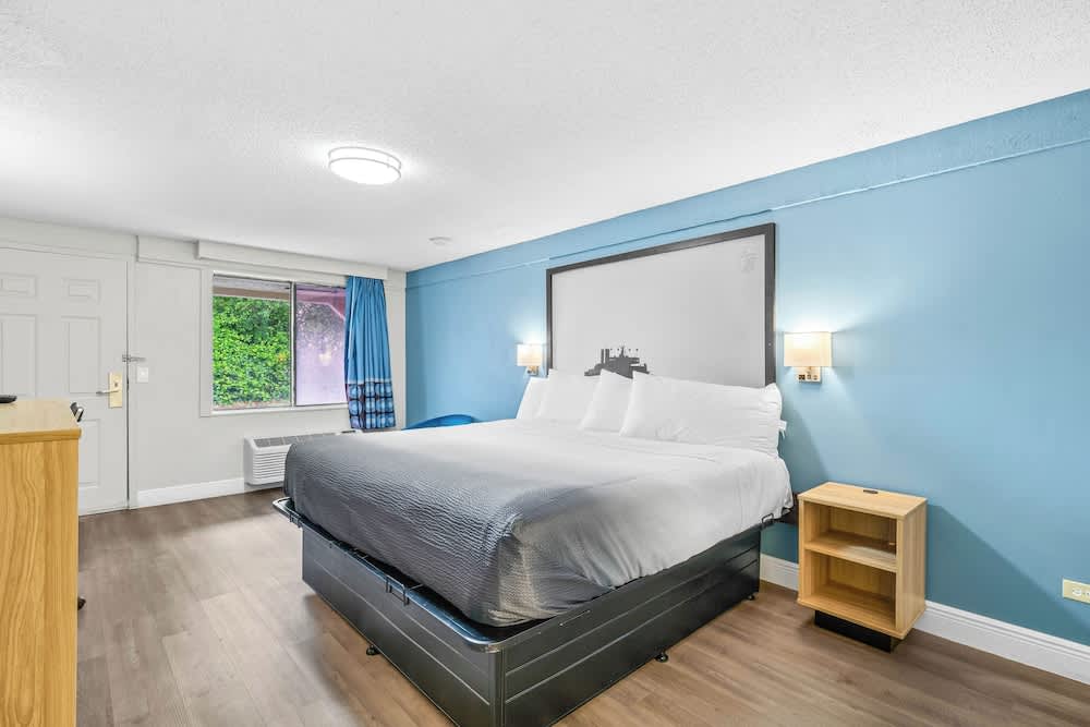 Super 8 by Wyndham Lantana West Palm Beach 1