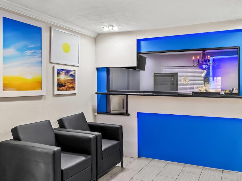 Days Inn by Wyndham Houston East 2