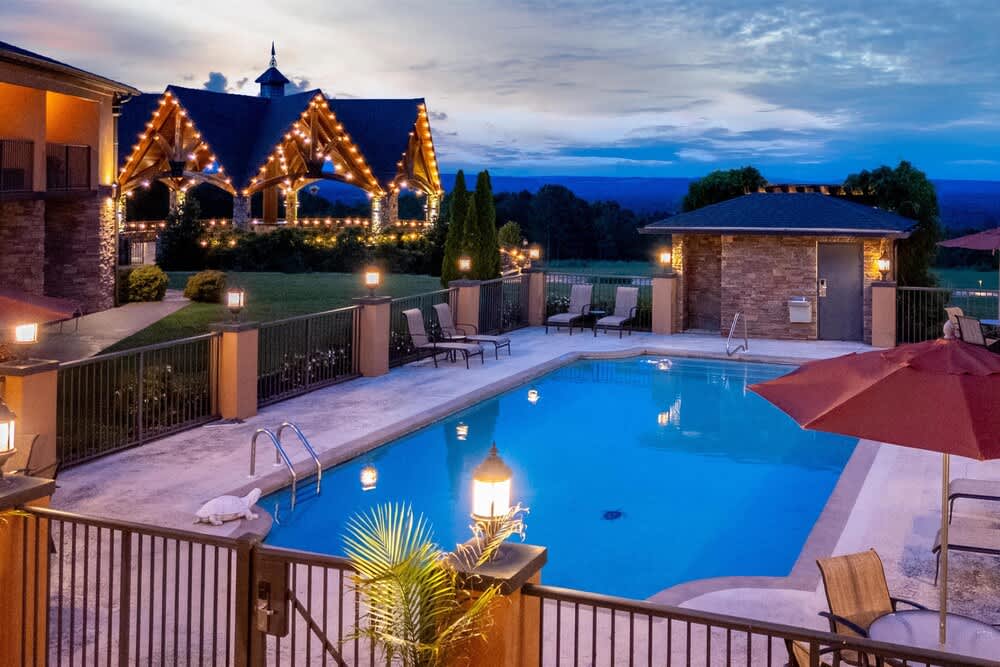Aiden by Best Western Warm Springs Hotel and Event Center 1