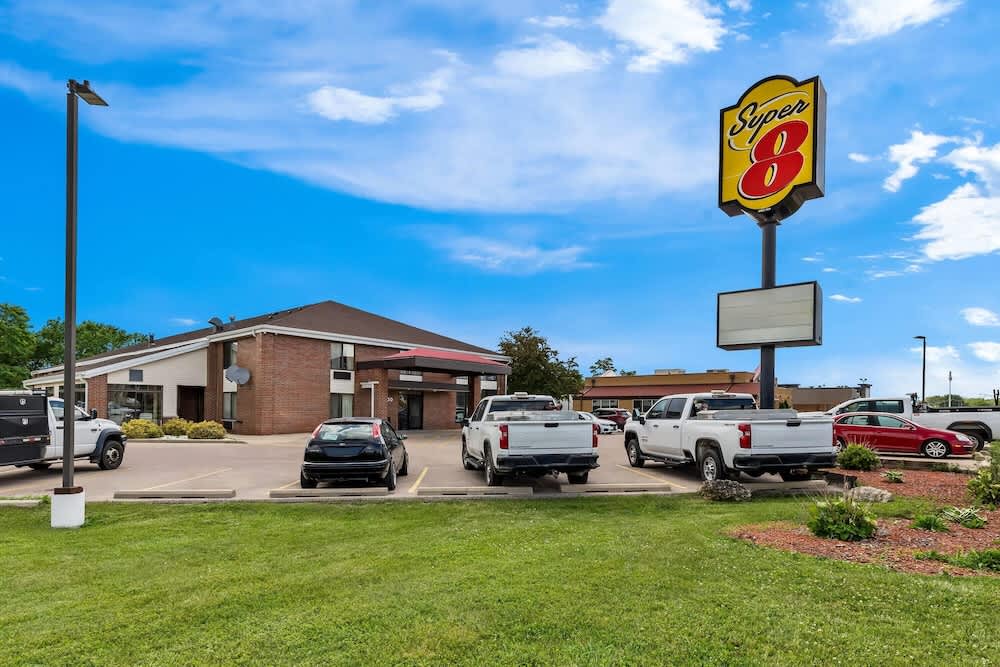 Super 8 by Wyndham Watertown WI 1
