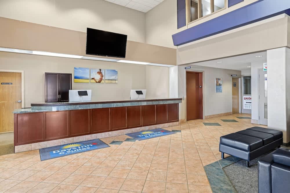 Days Inn & Suites by Wyndham Winkler 2