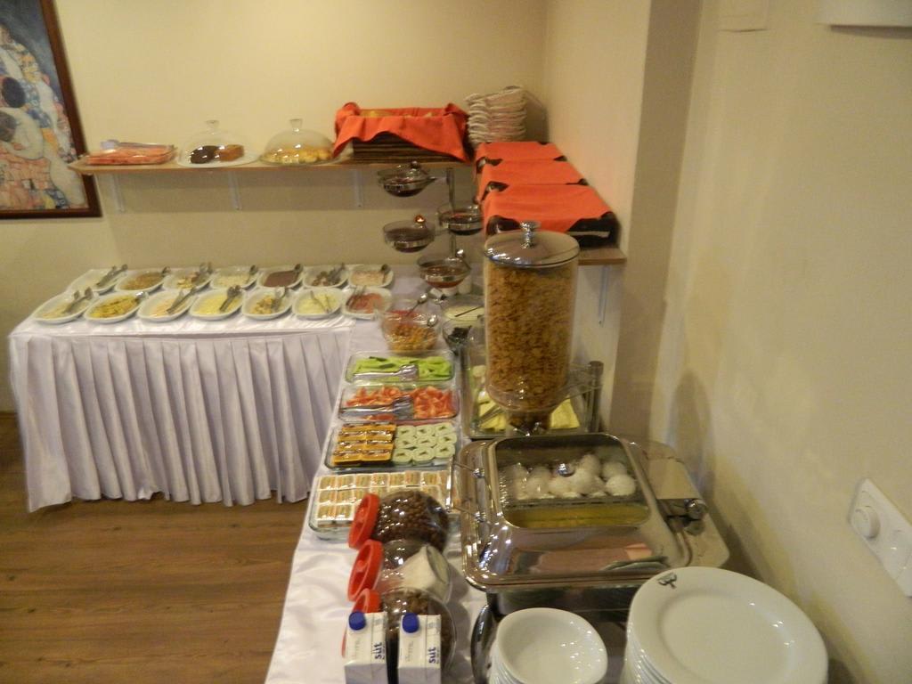 Hotel Crowded House 5