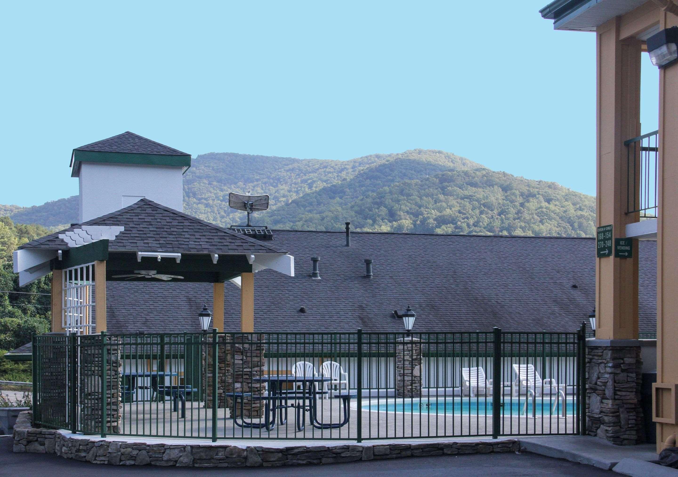 Quality Inn & Suites Biltmore East 2