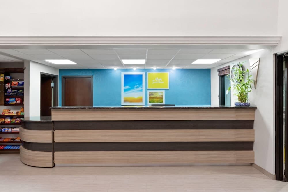 Days Inn & Suites by Wyndham Sam Houston Tollway 4