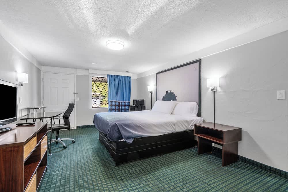 Super 8 by Wyndham Lantana West Palm Beach 5