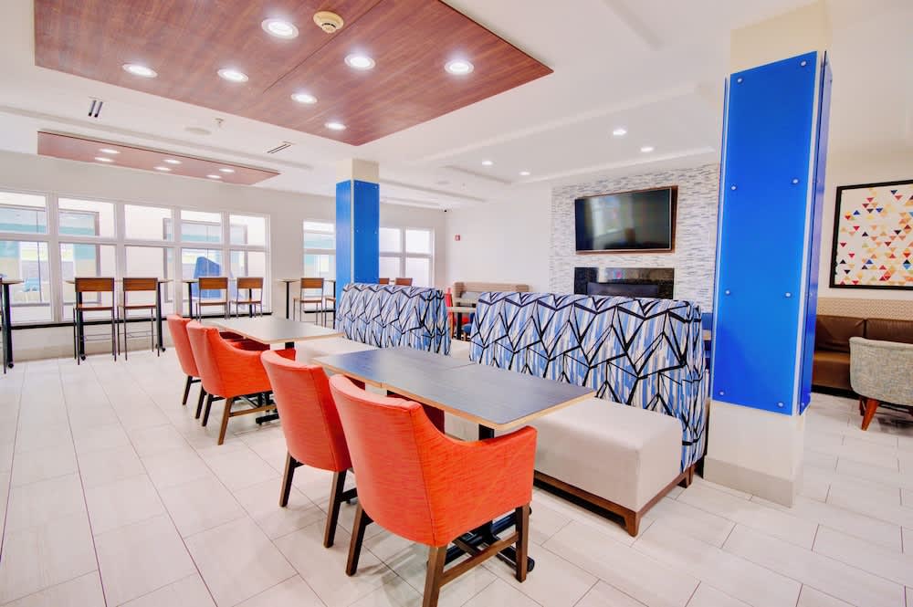Holiday Inn Express & Suites CHESTER-MONROE-GOSHEN by IHG 1