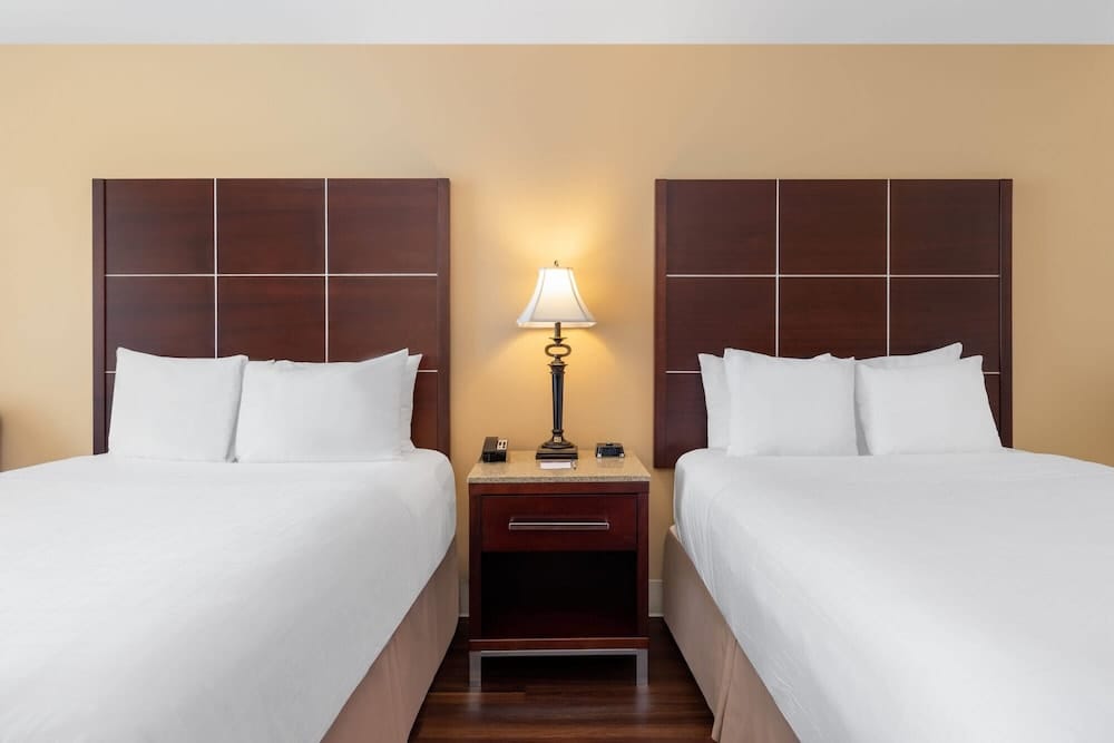 Wyndham Riverfront Hotel 5