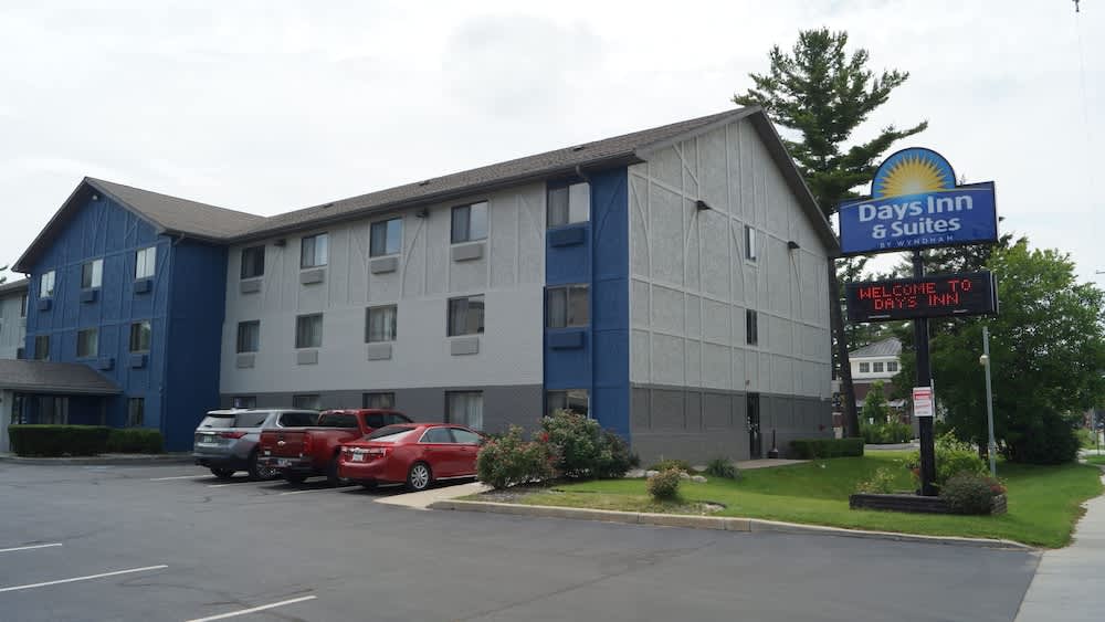 Days Inn & Suites by Wyndham Traverse City 1