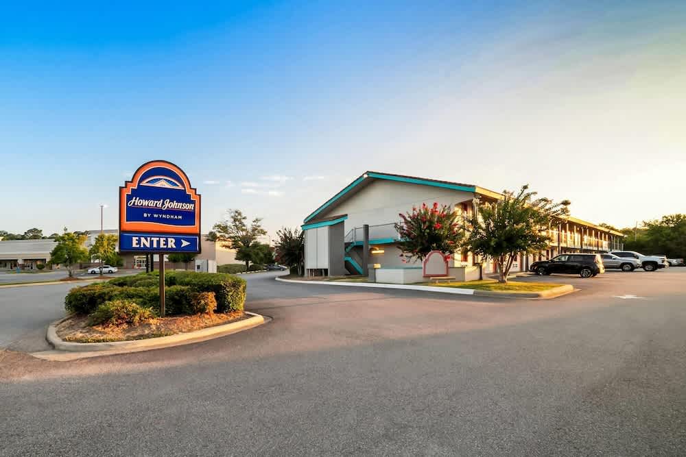 Howard Johnson by Wyndham Columbus Fort Moore 1