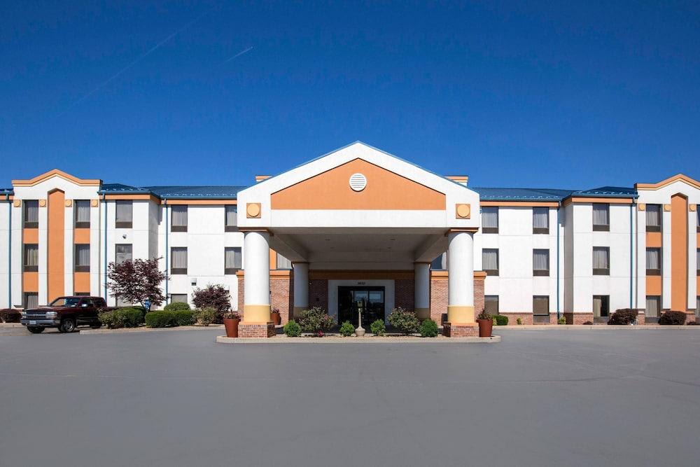 Quality Inn & Suites Arnold 1