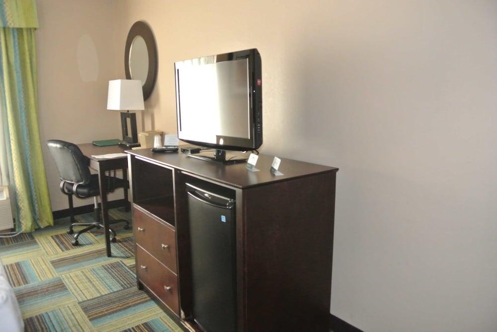 Quality Inn & Suites Arnold 2