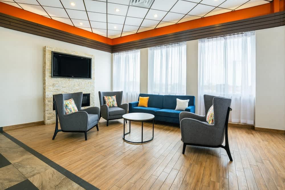 Comfort Inn & Suites 1