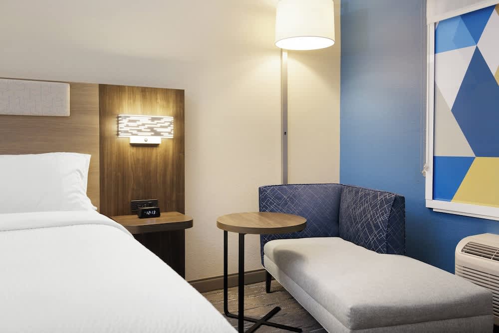 Holiday Inn Express & Suites Elgin - Chicago Northwest 2