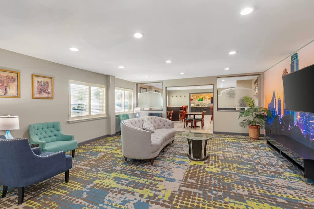 Quality Inn & Suites Plano East - Richardson 2