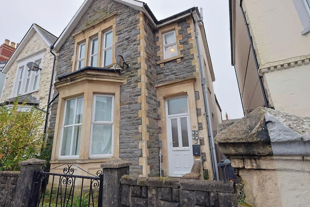 Cardiff Guesthouse & On-Street Parking 1