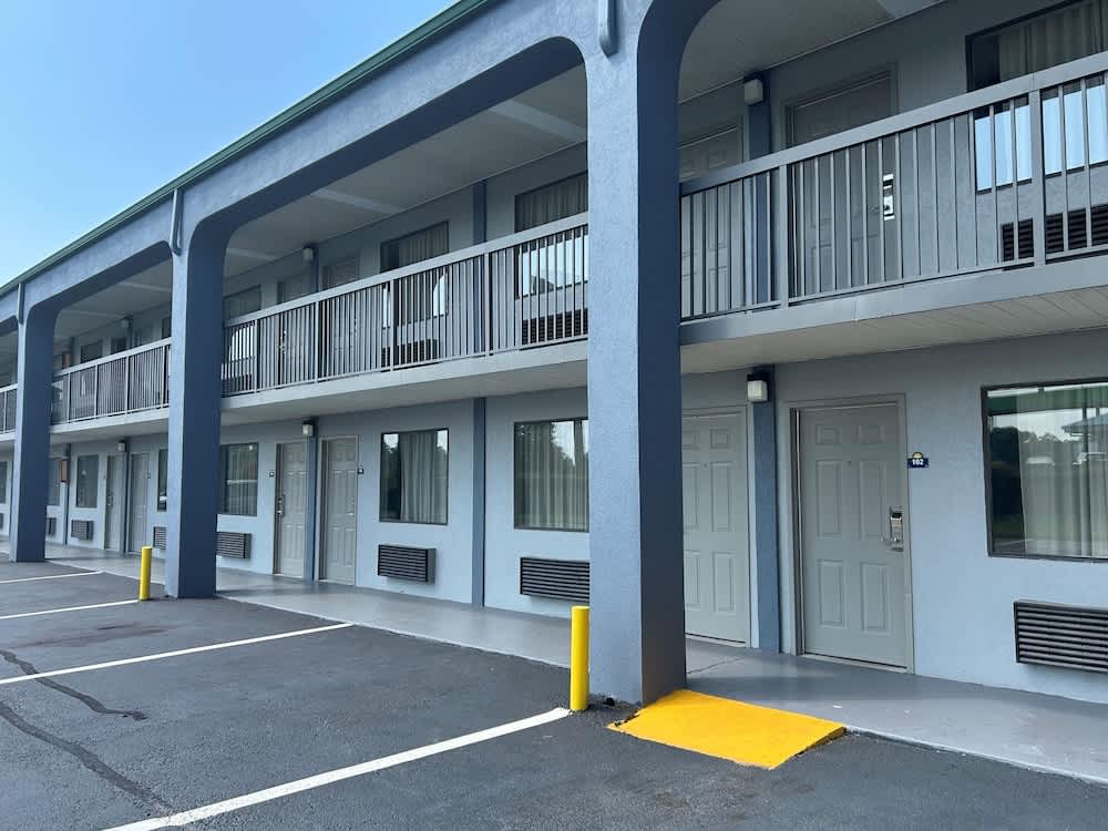 Days Inn by Wyndham Byron 1
