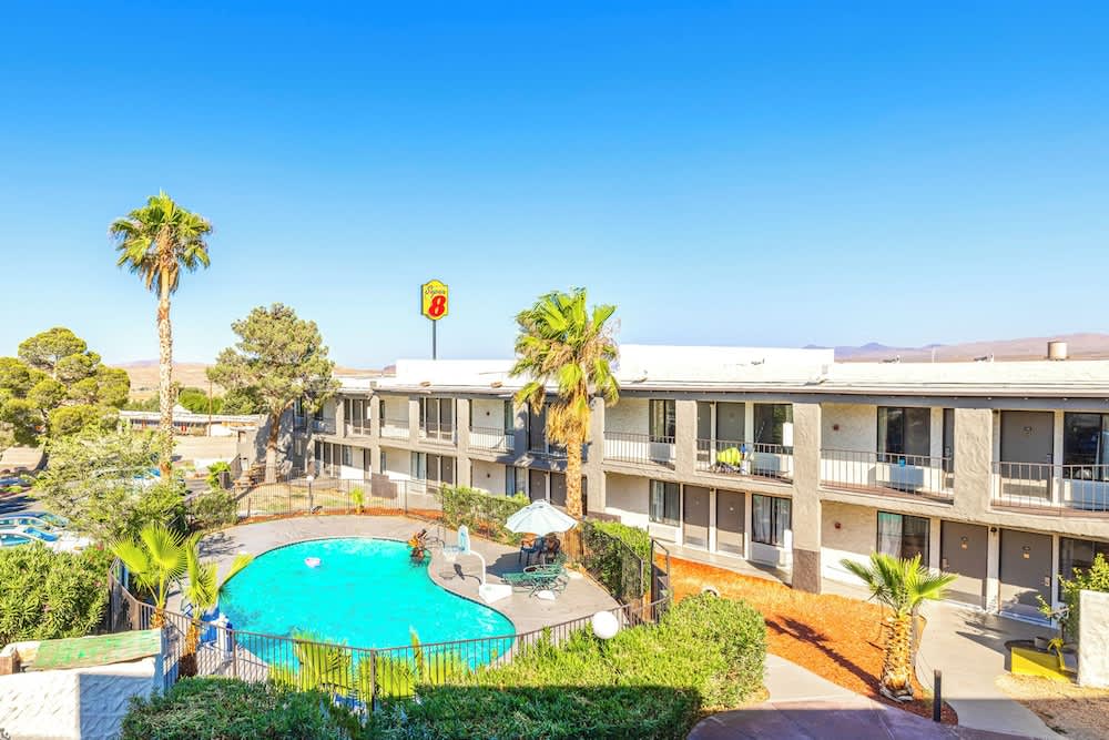Super 8 by Wyndham Barstow 1