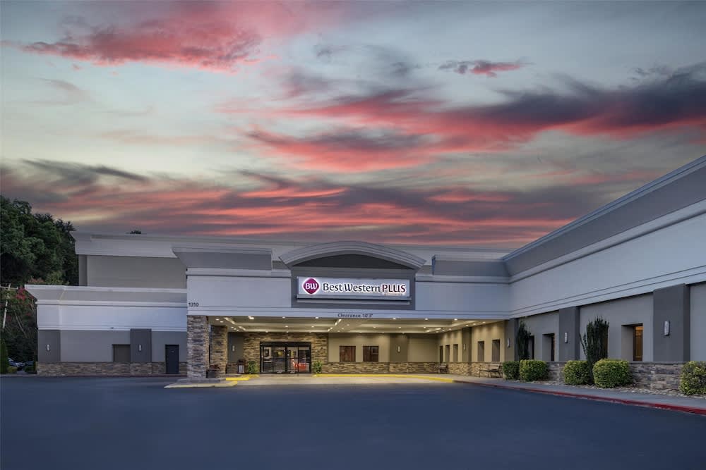 Best Western Plus Clemson Hotel & Conference Center 1