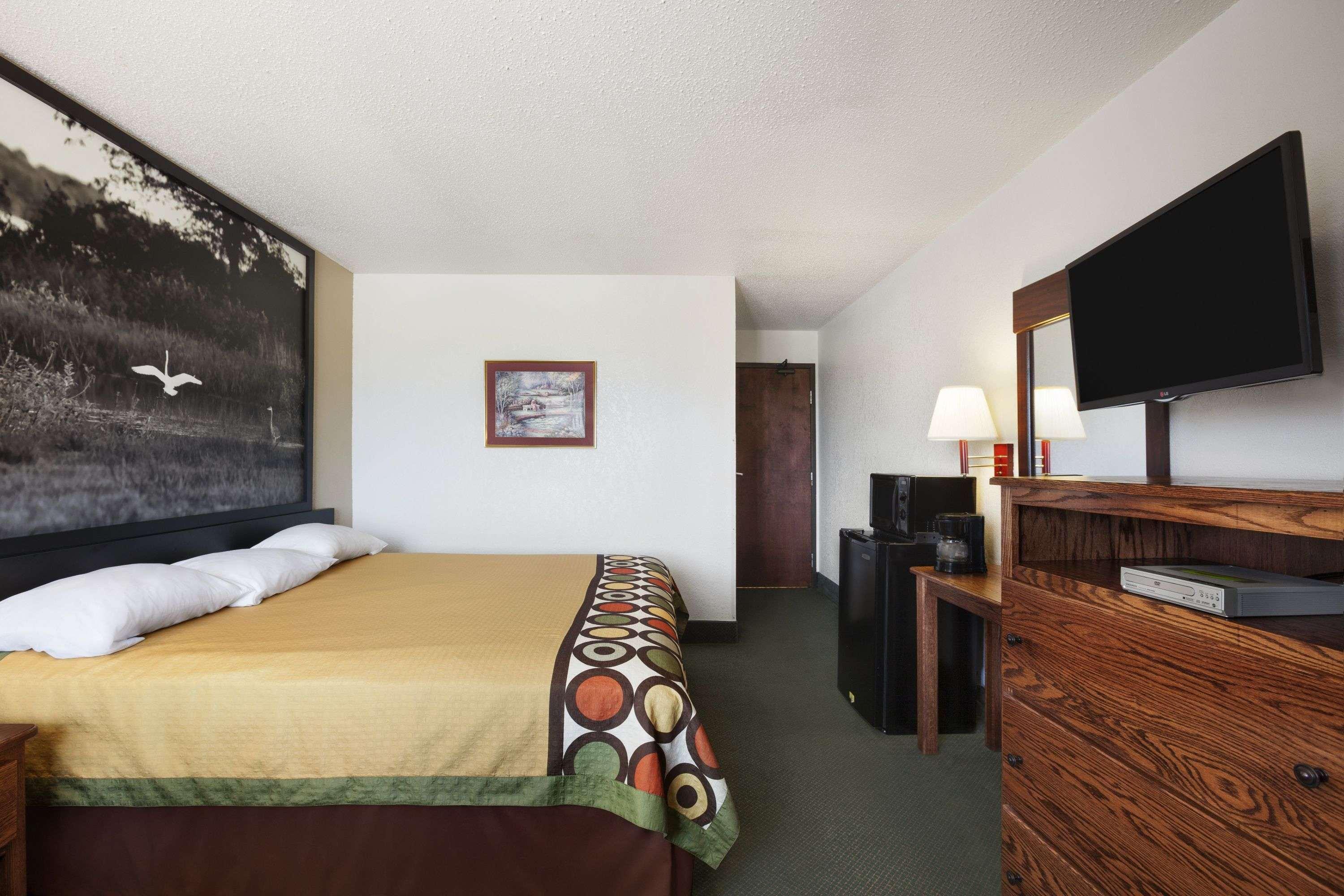 Super 8 by Wyndham Bowling Green 1