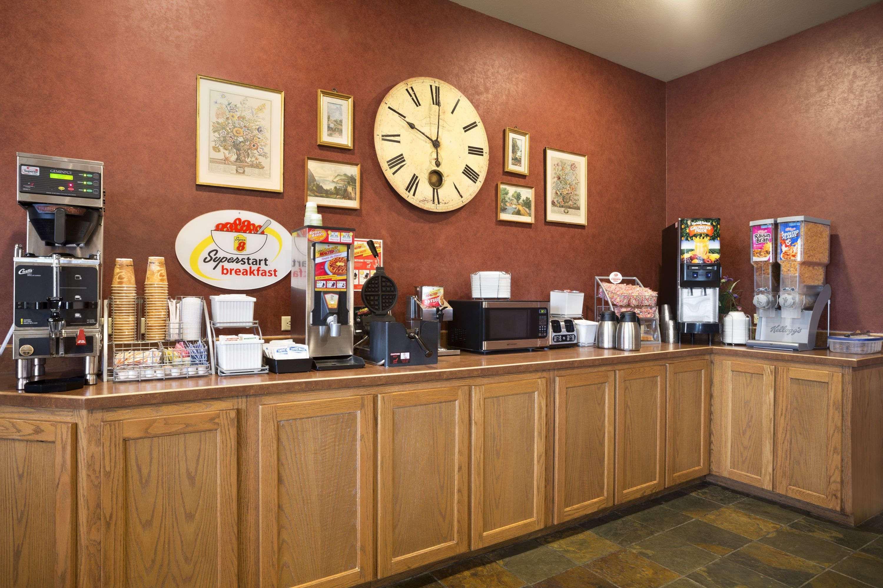 Super 8 by Wyndham Troy 2