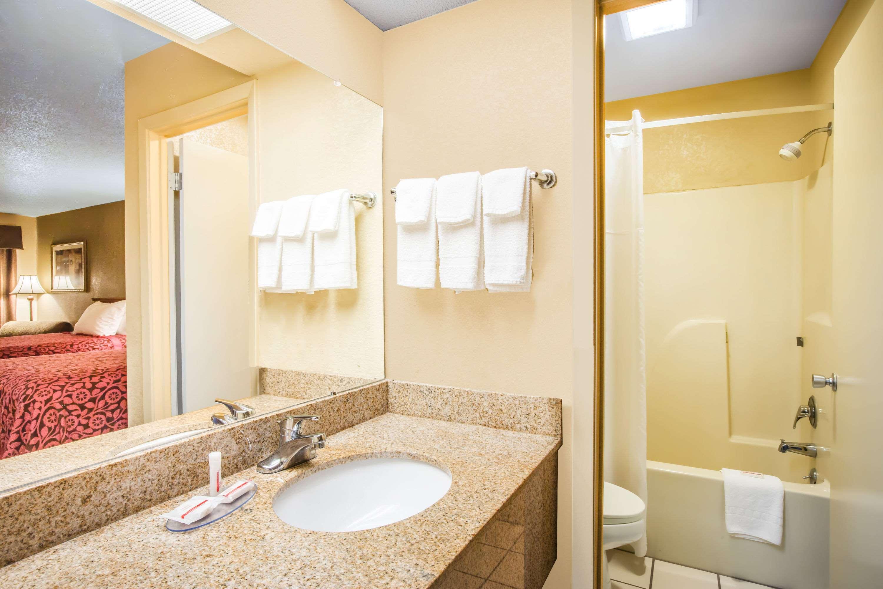 Days Inn by Wyndham Tallulah 1