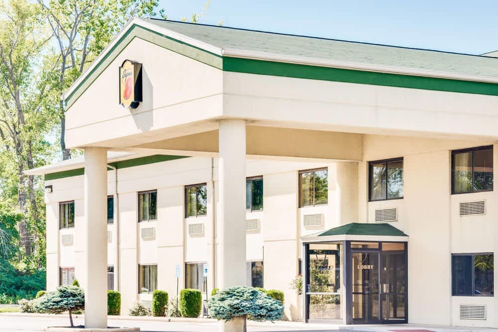 Super 8 by Wyndham Port Clinton 1