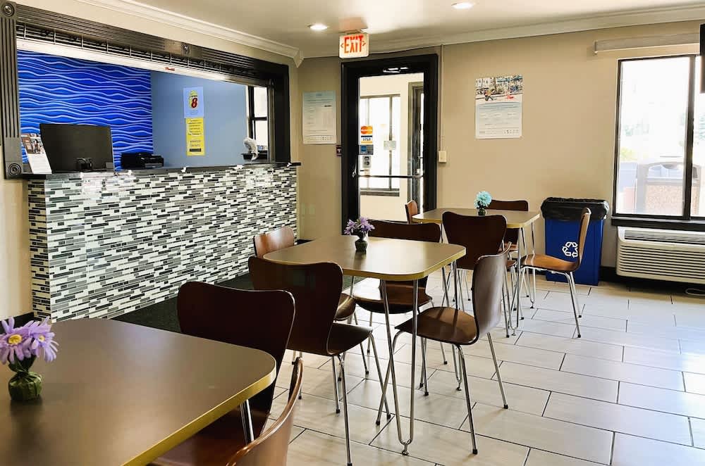 Super 8 by Wyndham Vincennes 2