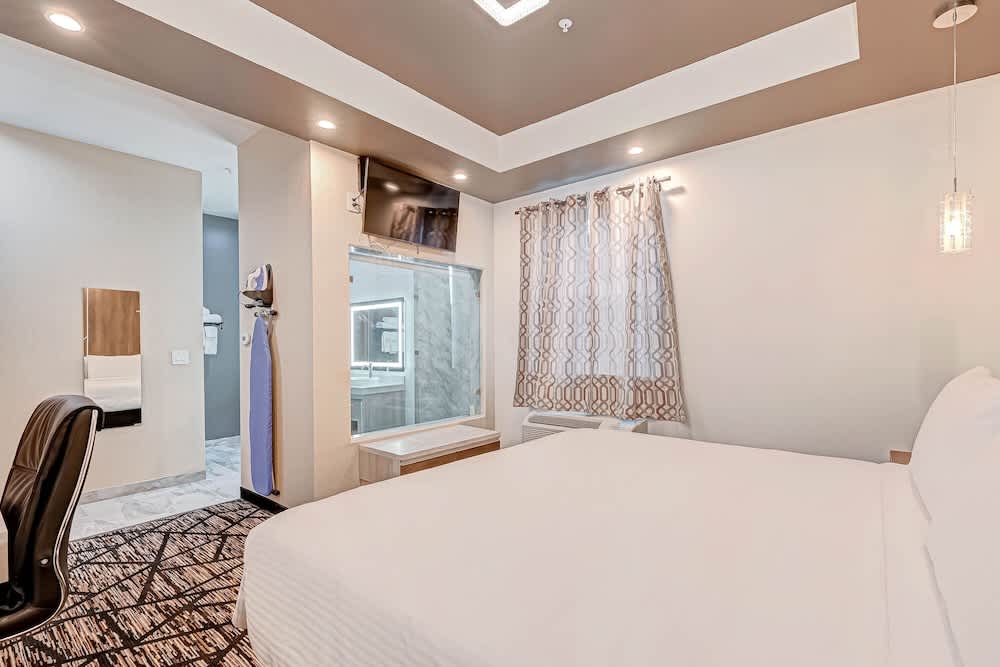 Comfeeni Inn and Suites 1