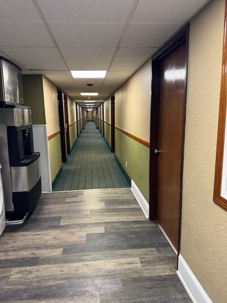 Super 8 by Wyndham Mendota I-39 2