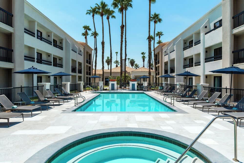 Courtyard by Marriott Palm Springs 1
