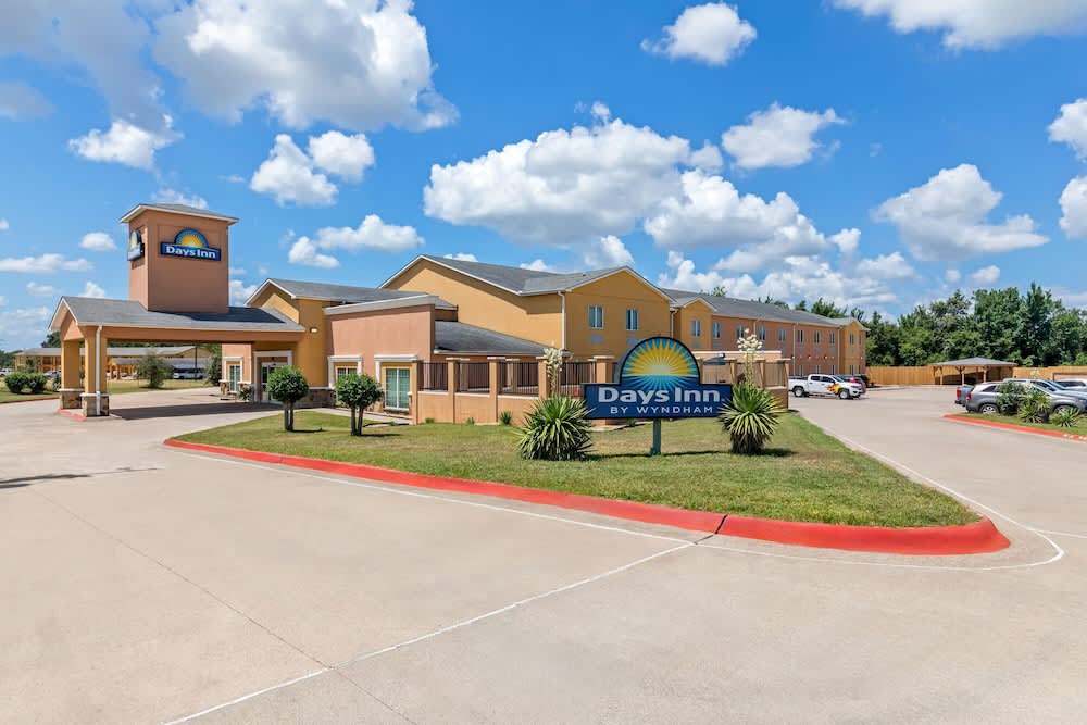 Days Inn by Wyndham Rockdale Texas 1