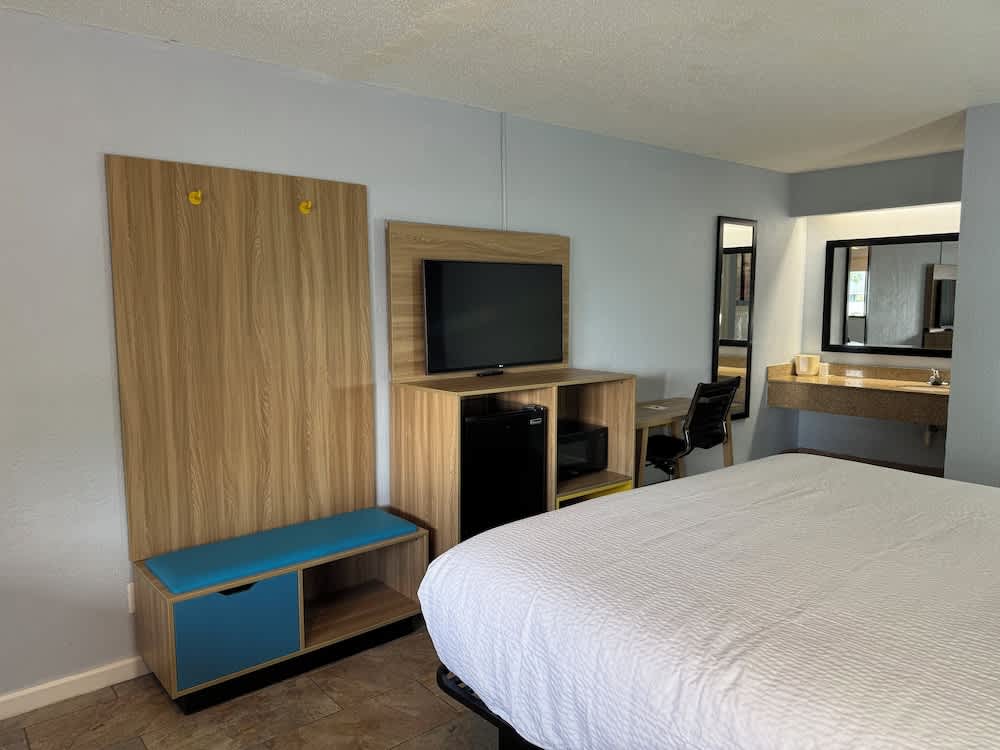 Days Inn by Wyndham Charlotte University 2
