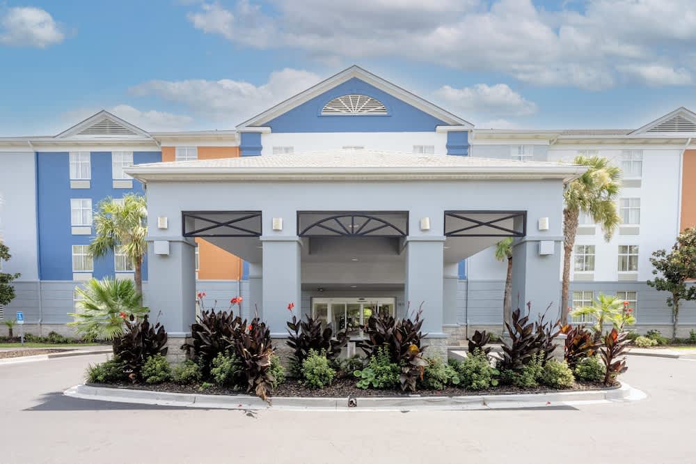 Holiday Inn Express & Suites CHARLESTON - NORTHWOODS by IHG 1