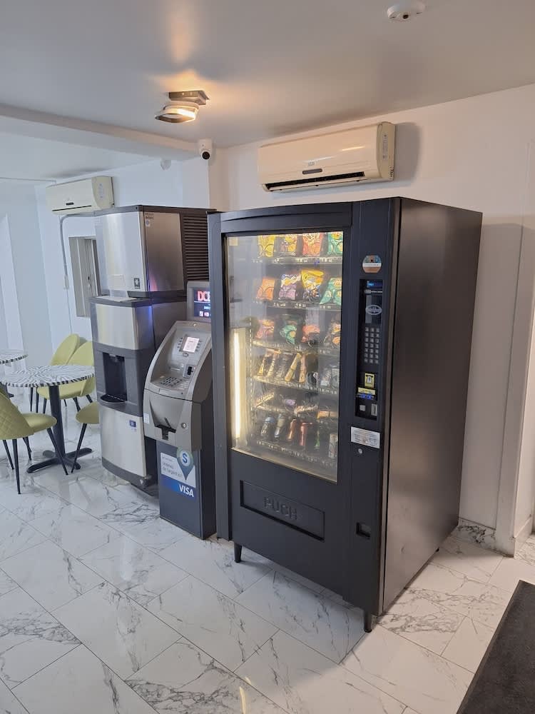Super 8 by Wyndham Montreal 2