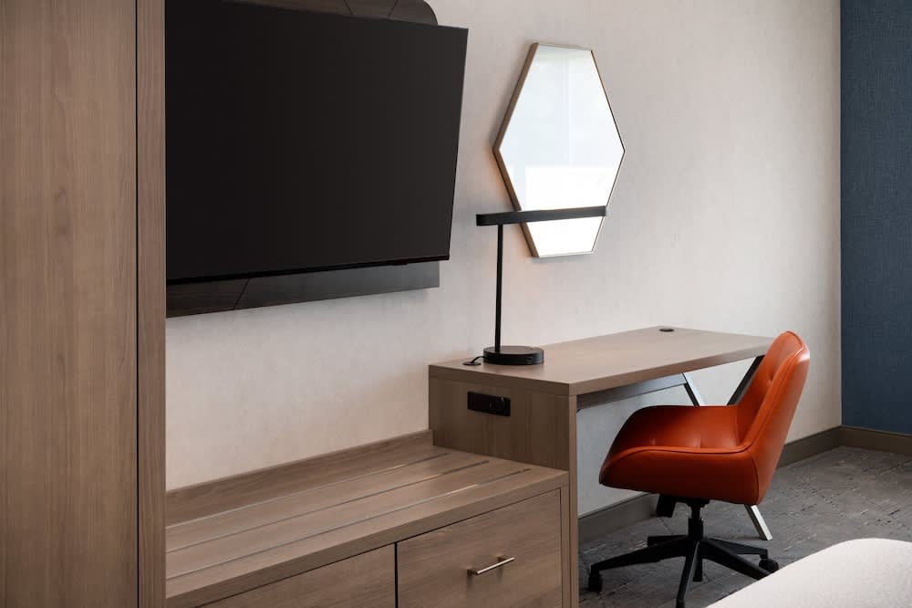 Holiday Inn Express & Suites FRESNO AIRPORT by IHG 2