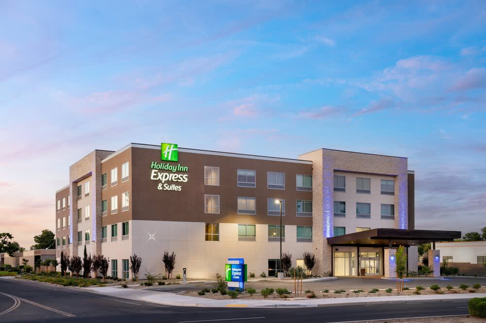 Holiday Inn Express & Suites FRESNO AIRPORT by IHG 1