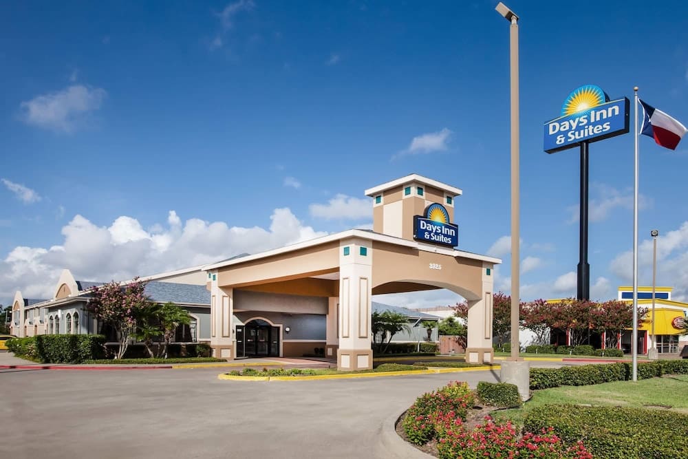 Days Inn & Suites by Wyndham Corpus Christi Central 1