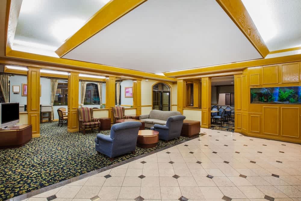 Days Inn & Suites by Wyndham Corpus Christi Central 2
