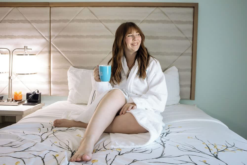 NEW 2026-Ocean Sands Beach Boutique Inn-Sauna and Salt-Mineral Pool -Free Beach Bikes and Famous Beach- Fresh Baked Cookies and Popcorn - Bathrobes and Sunscreen in all rooms-Ultra Sparkling-Free Laun 1
