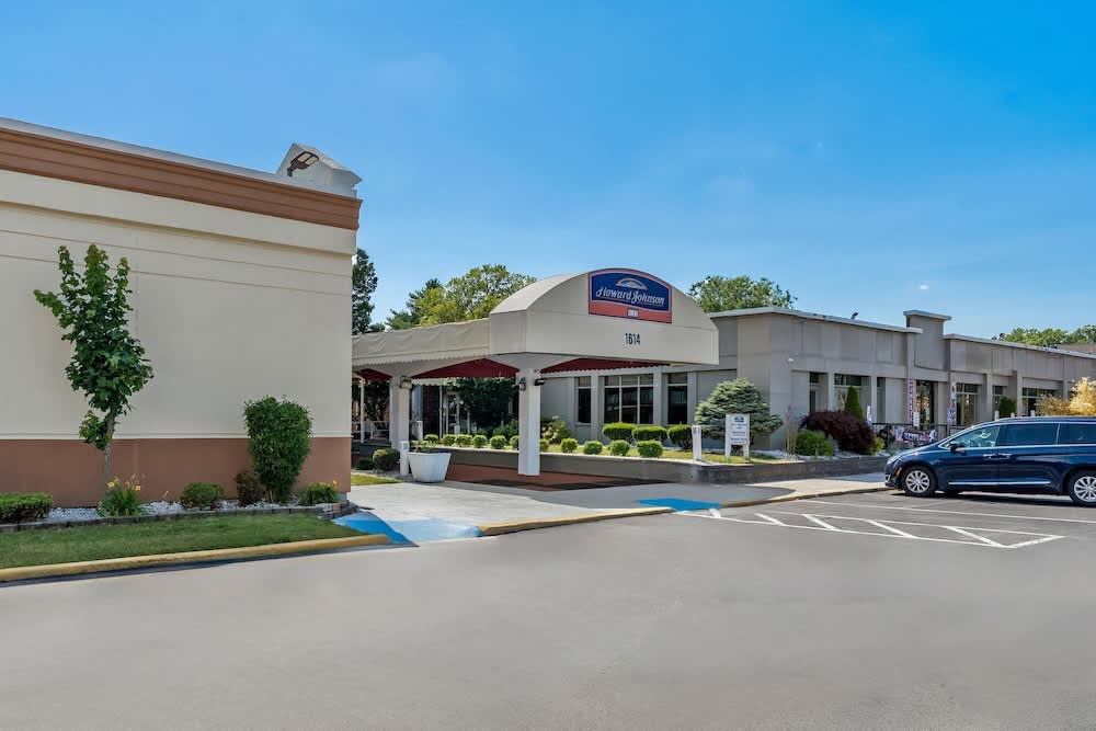 Howard Johnson by Wyndham Albany 1
