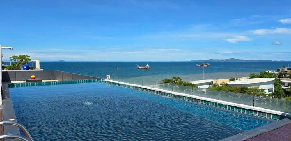 Sunday Beachfront View Jomtien Pattaya 1