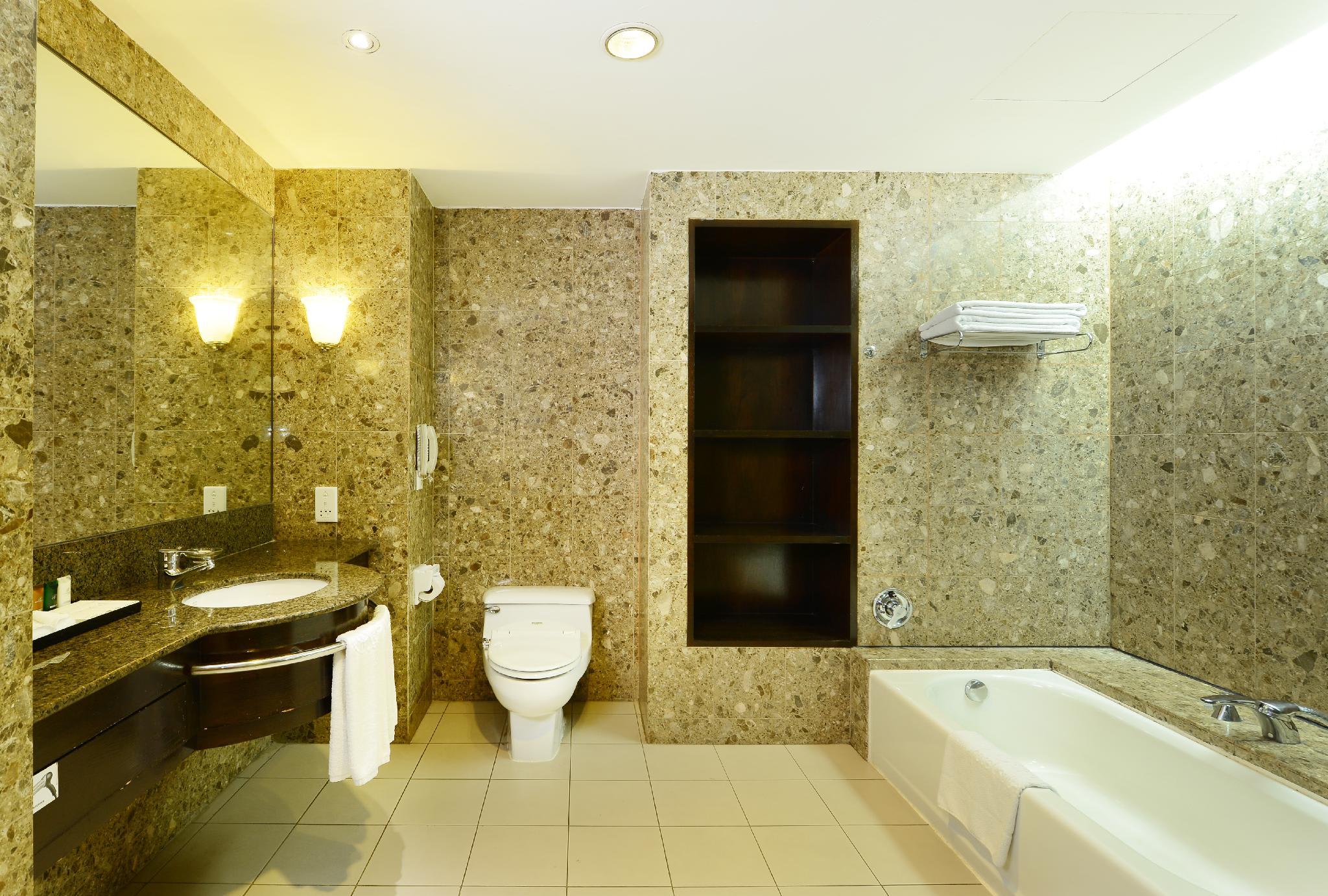 Pacific Regency Hotel Suites 1