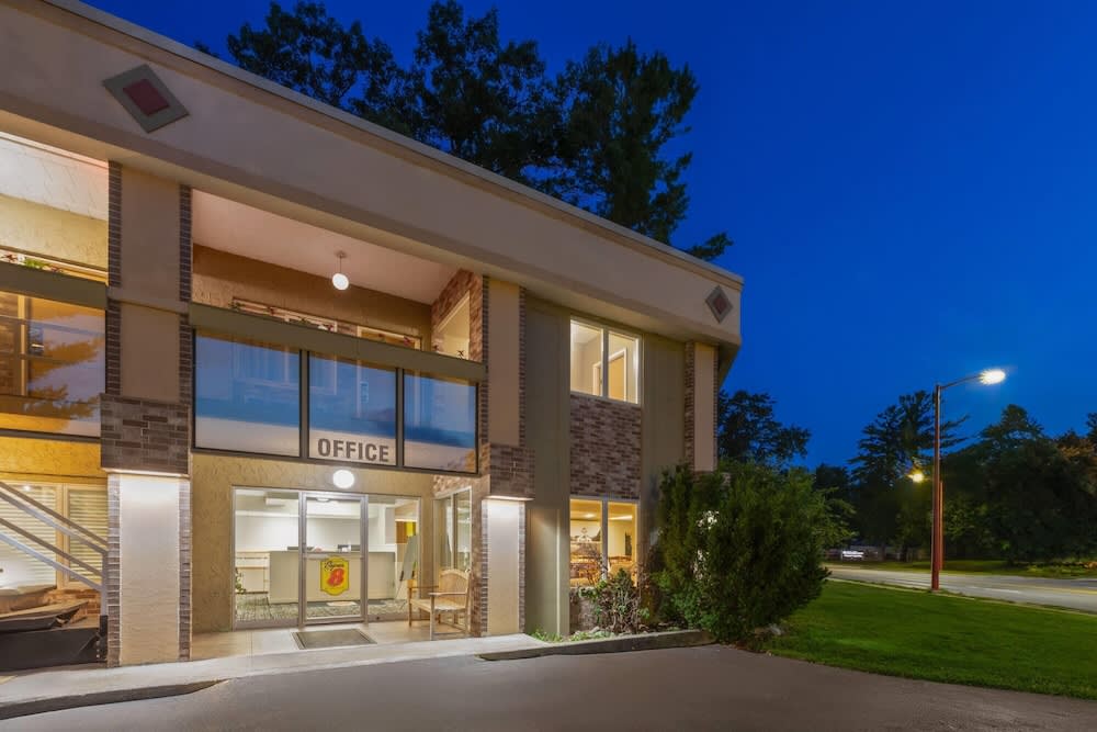 Super 8 by Wyndham Traverse City 1