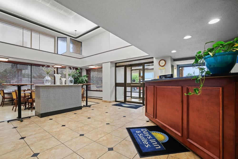 Days Inn by Wyndham Utica 2