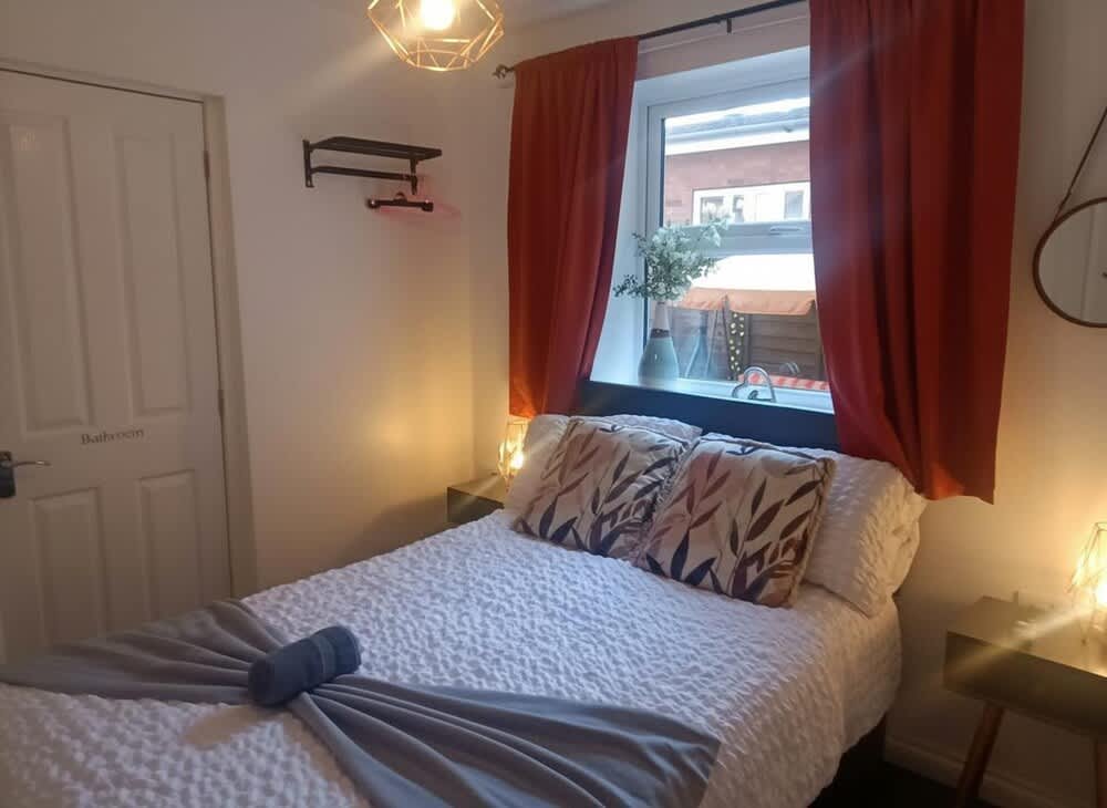 Beach Apartment - Sleeps 4 Garden & Parking 1